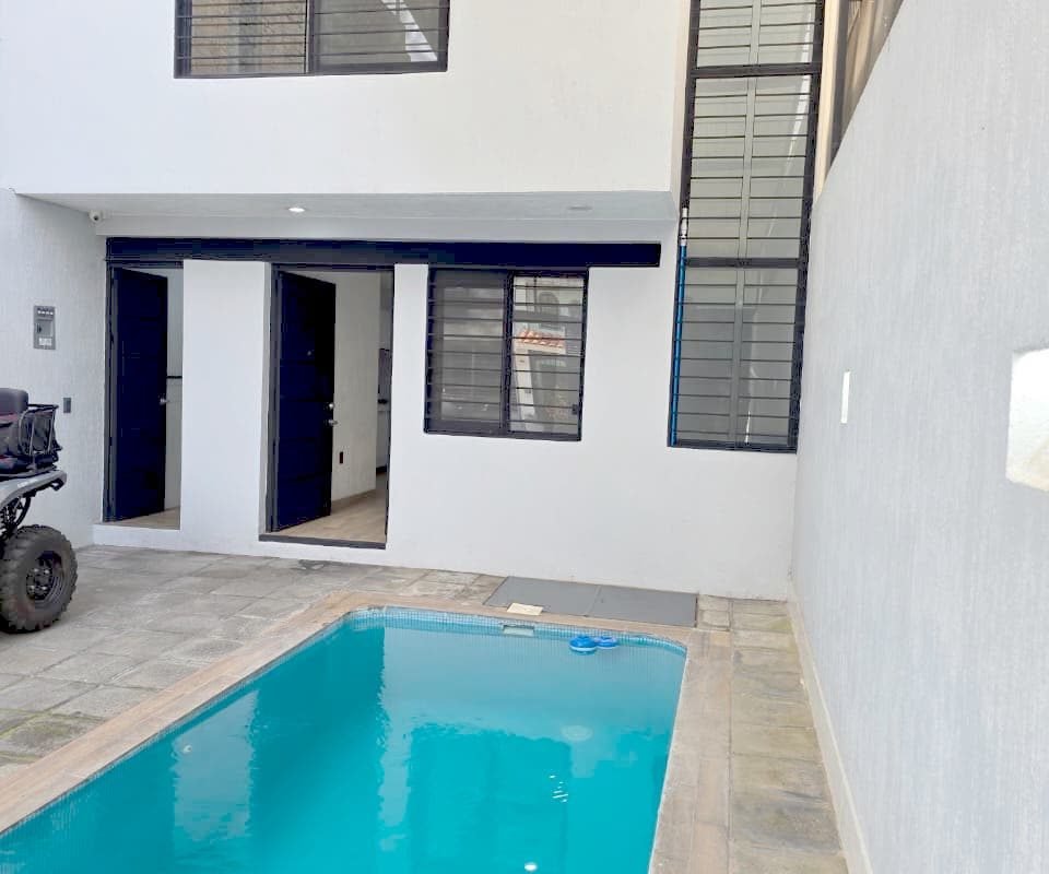 CASA EN VENTA EN TLAQUEPAQUE CON ALBERCA PRIVADA