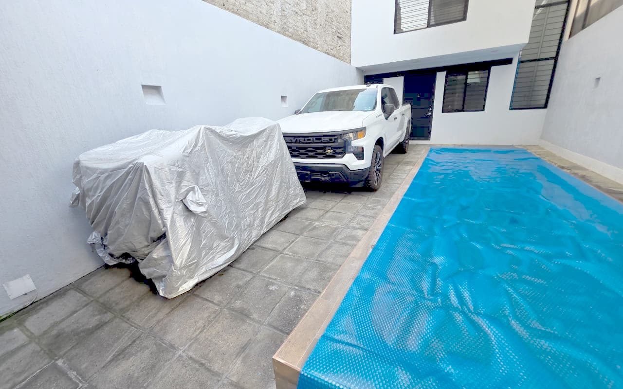 CASA EN VENTA EN TLAQUEPAQUE CON ALBERCA PRIVADA
