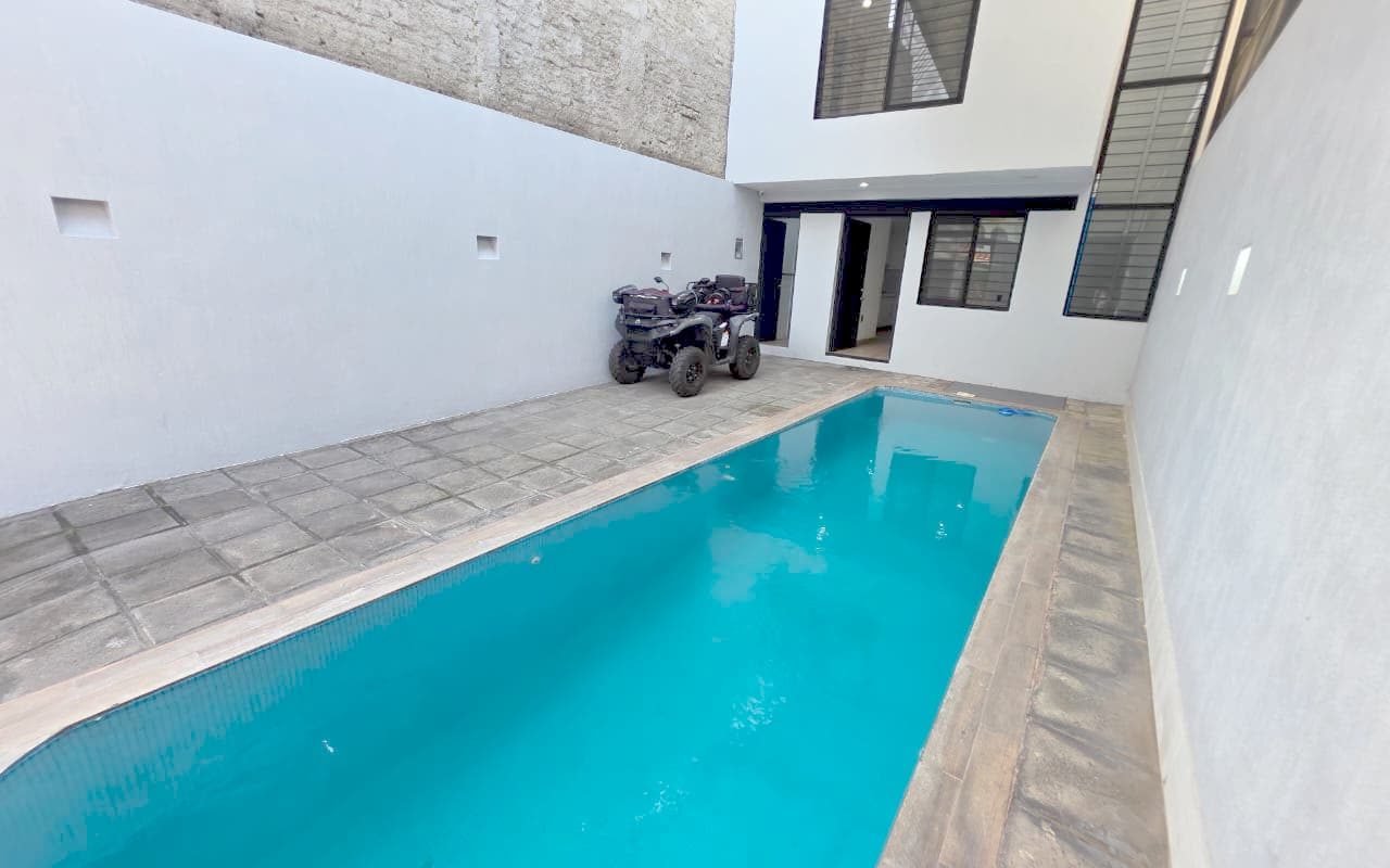 CASA EN VENTA EN TLAQUEPAQUE CON ALBERCA PRIVADA
