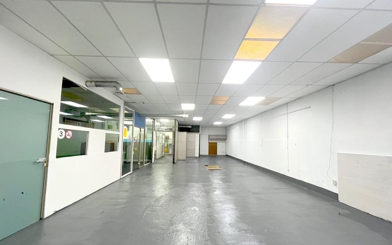 BODEGA EN RENTA 300 m²  – ZONA INDUSTRIAL | OFICINAS + PANELES SOLARES
