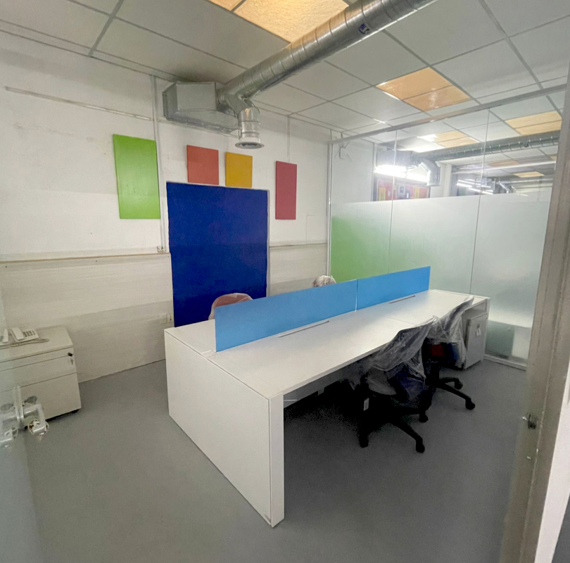 BODEGA EN RENTA 300 m²  – ZONA INDUSTRIAL | OFICINAS + PANELES SOLARES