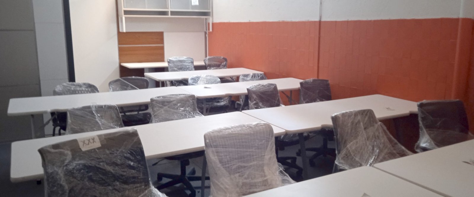 BODEGA EN RENTA 300 m²  – ZONA INDUSTRIAL | OFICINAS + PANELES SOLARES