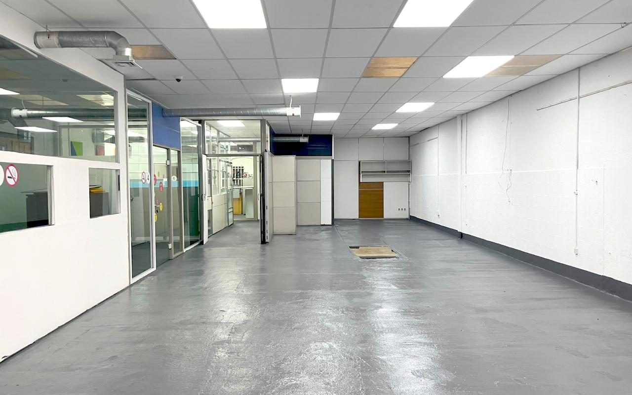 BODEGA EN RENTA 300 m²  – ZONA INDUSTRIAL | OFICINAS + PANELES SOLARES