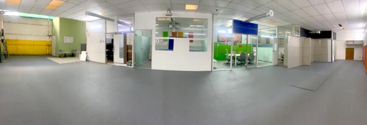 BODEGA EN RENTA 300 m²  – ZONA INDUSTRIAL | OFICINAS + PANELES SOLARES